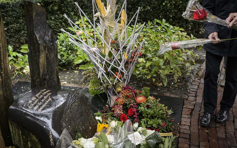 Mensen met bloemen bij donormonument