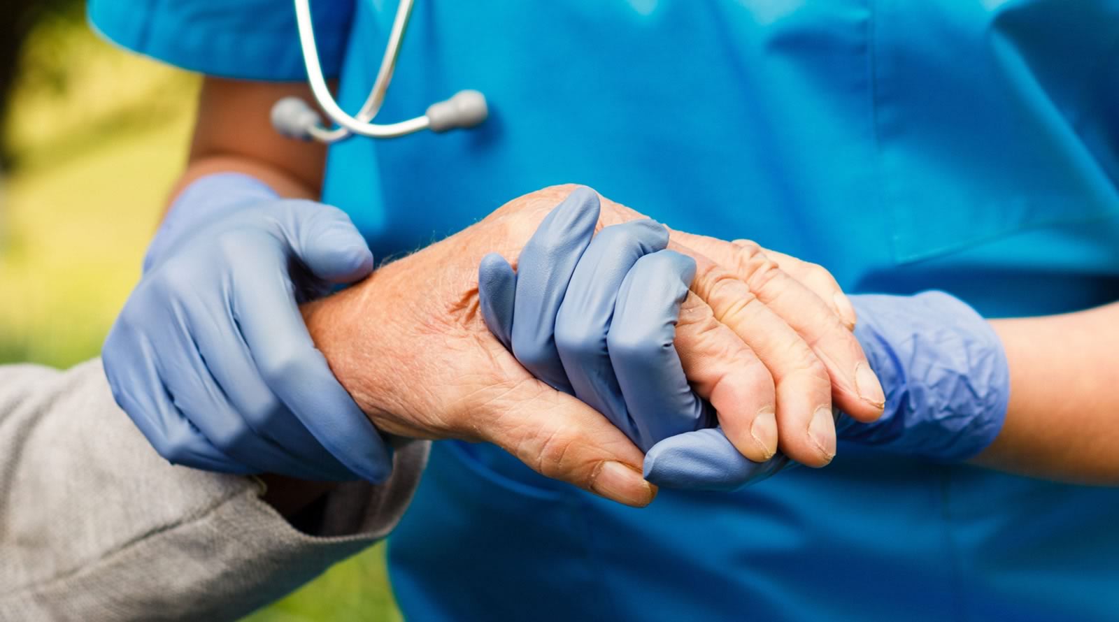 arts houdt hand patient vast