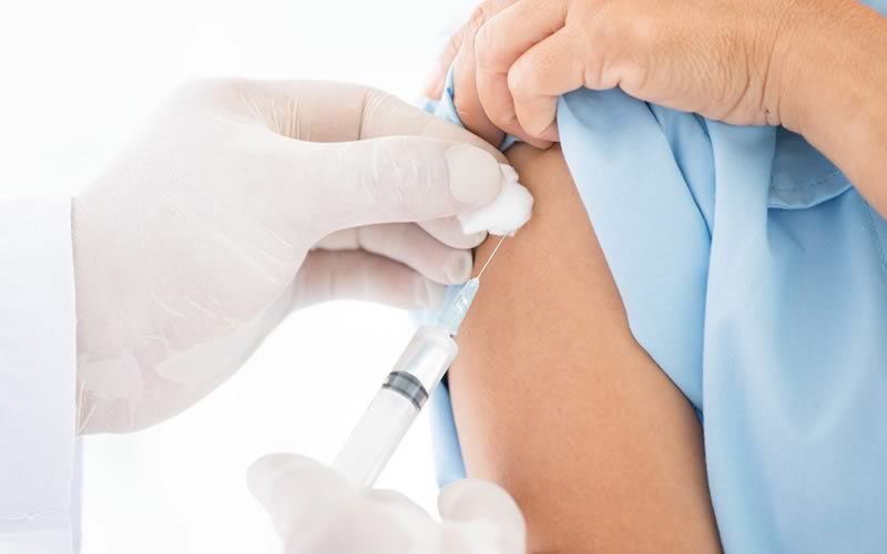 griepprik injectie in arm