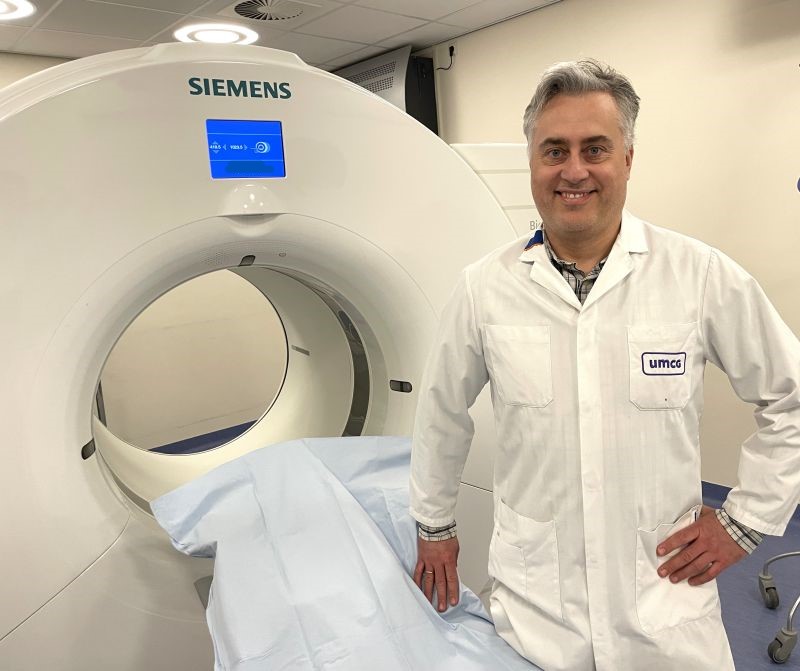 Harry Tsoumpas bij de PET/CT-scanner