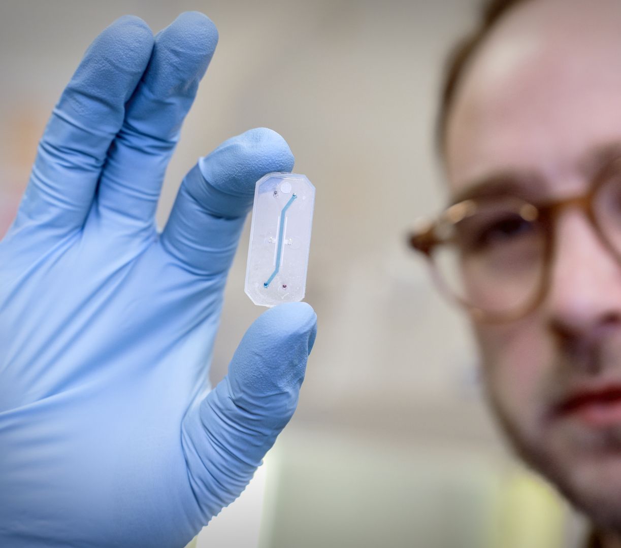 Onderzoeker Joram Mooiweer met een organ-on-a-chip