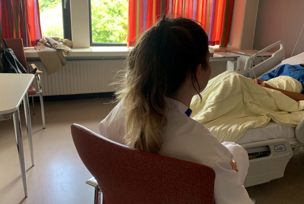 Waakstudent Anne waakt over verwarde patiënt