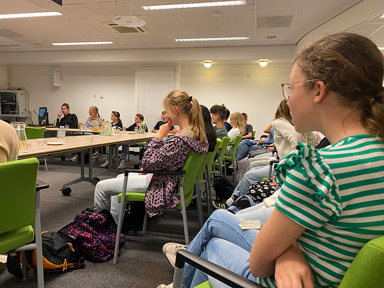 De eerste brugklas die een gastles over vapen kreeg in het UMCG van longarts Hester van der Vaart