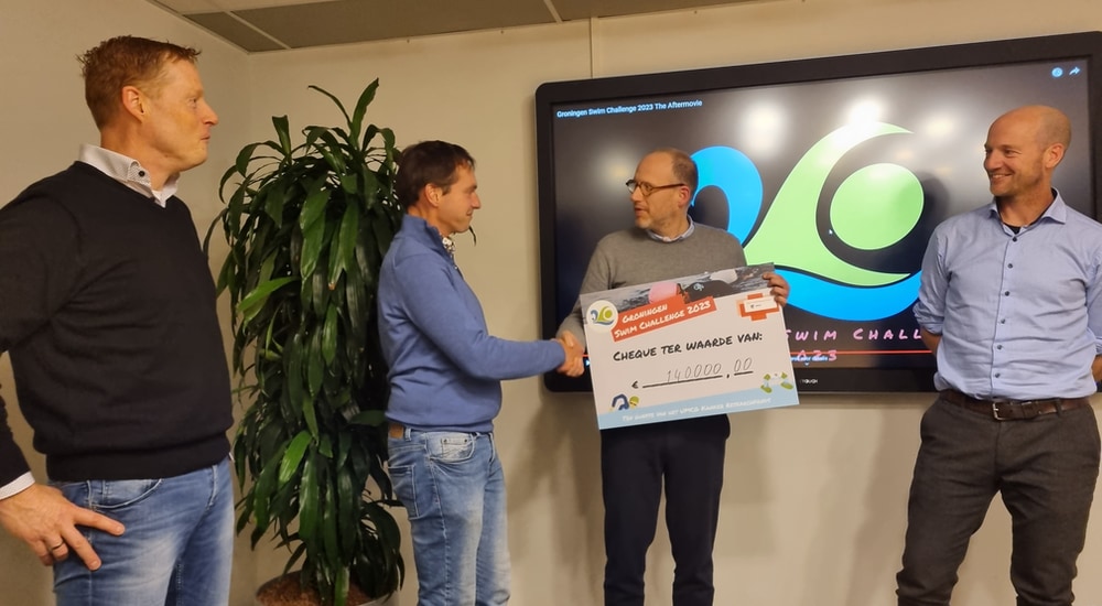Cheque uitreiking Groningen Swim Challenge 2023