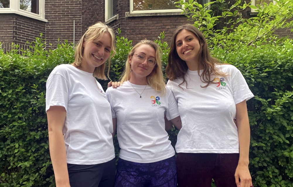 Op de foto staan geneeskundestudenten Benedetta, Svea en Aoife