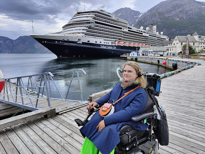 Judith in de haven met een cruiseschip