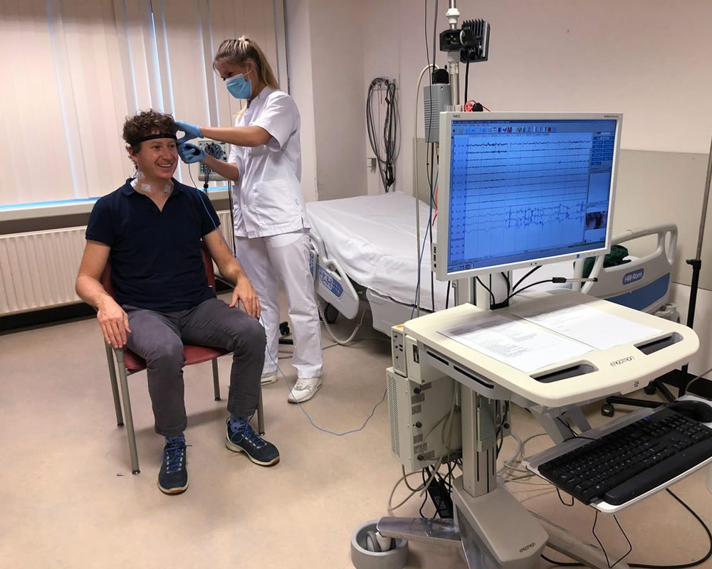 arts onderzoekt patient