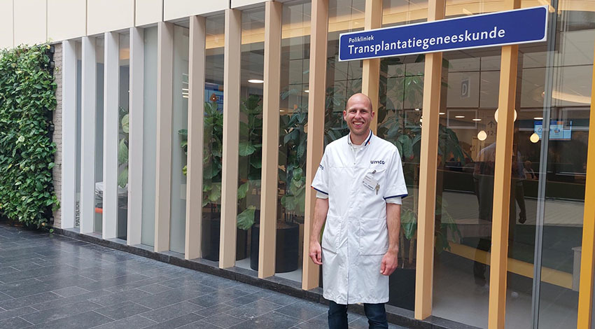 C. Smit bij de ingang van het Transplantatiecentrum