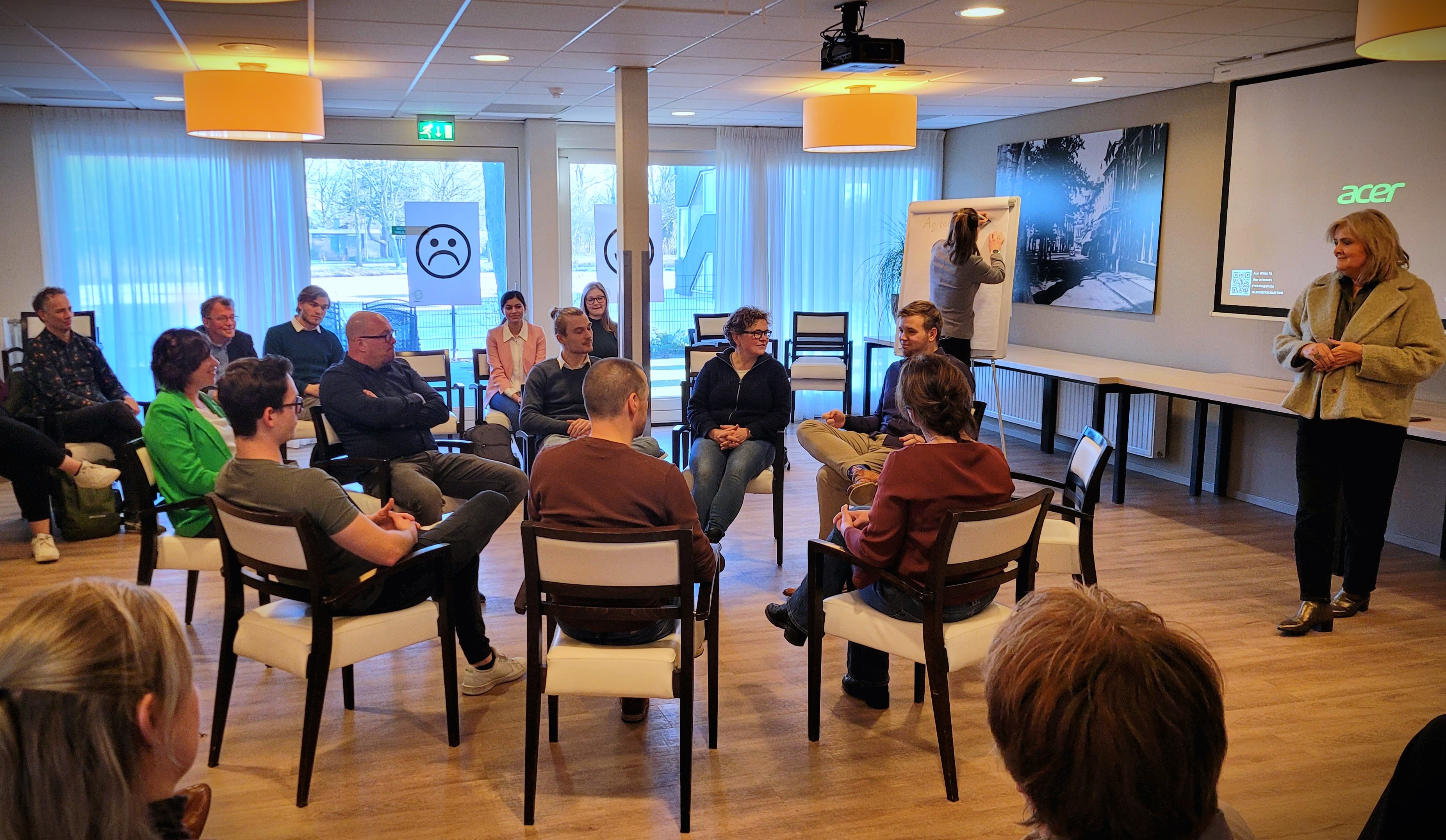 Verschillende deelnemers met elkaar in gesprek