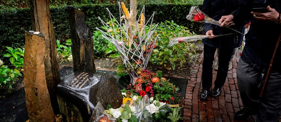 Bloemen bij het monument