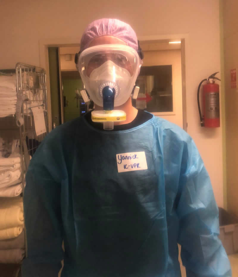 Verpleegkundige Yannick met full face masker op