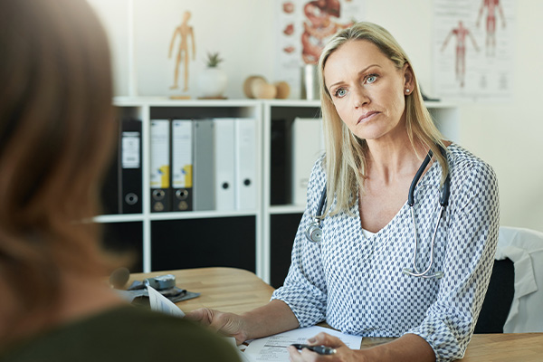 Huisarts in gesprek met patient