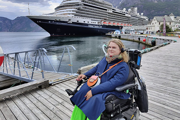 Judith in de haven met een cruiseschip