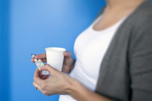 Zwangere vrouw met medicatie