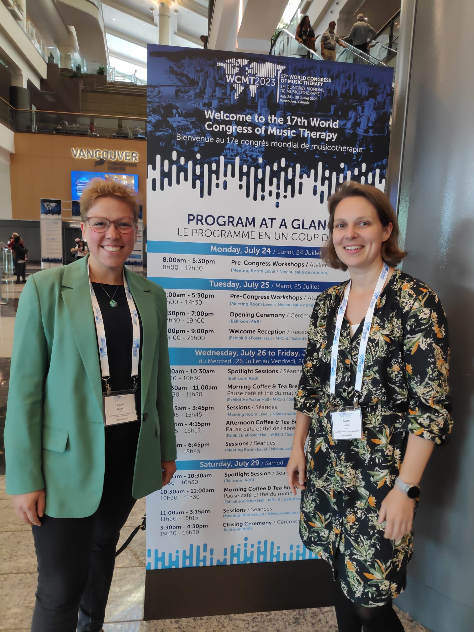 Naomi Rasing en Sarah Janus tijdens Wereldcongres Muziektherapie Vancouver