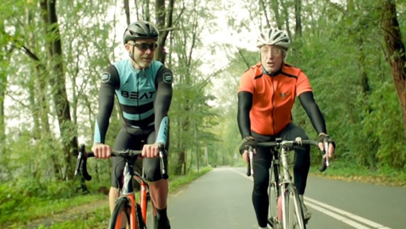 2 oudere mannen op de racefiets