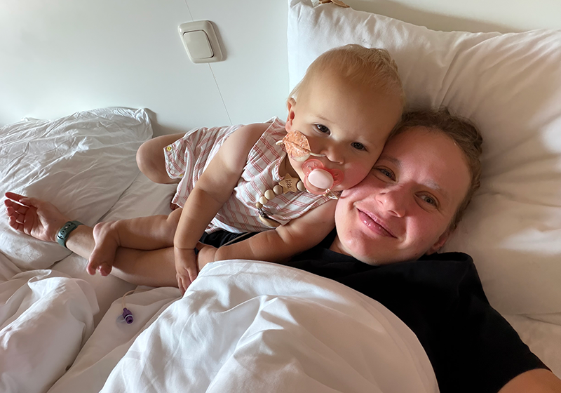 Moeder Kira en dochter Liza samen in bed na de levertransplantatie.