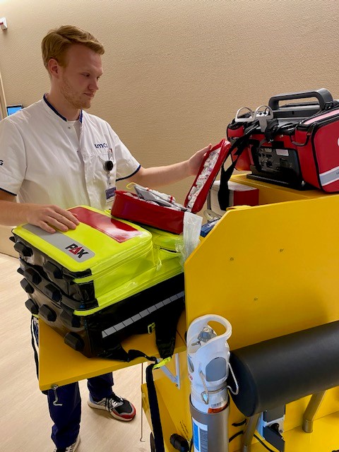 De mini-ambulance heeft en handig klaptafeltje
