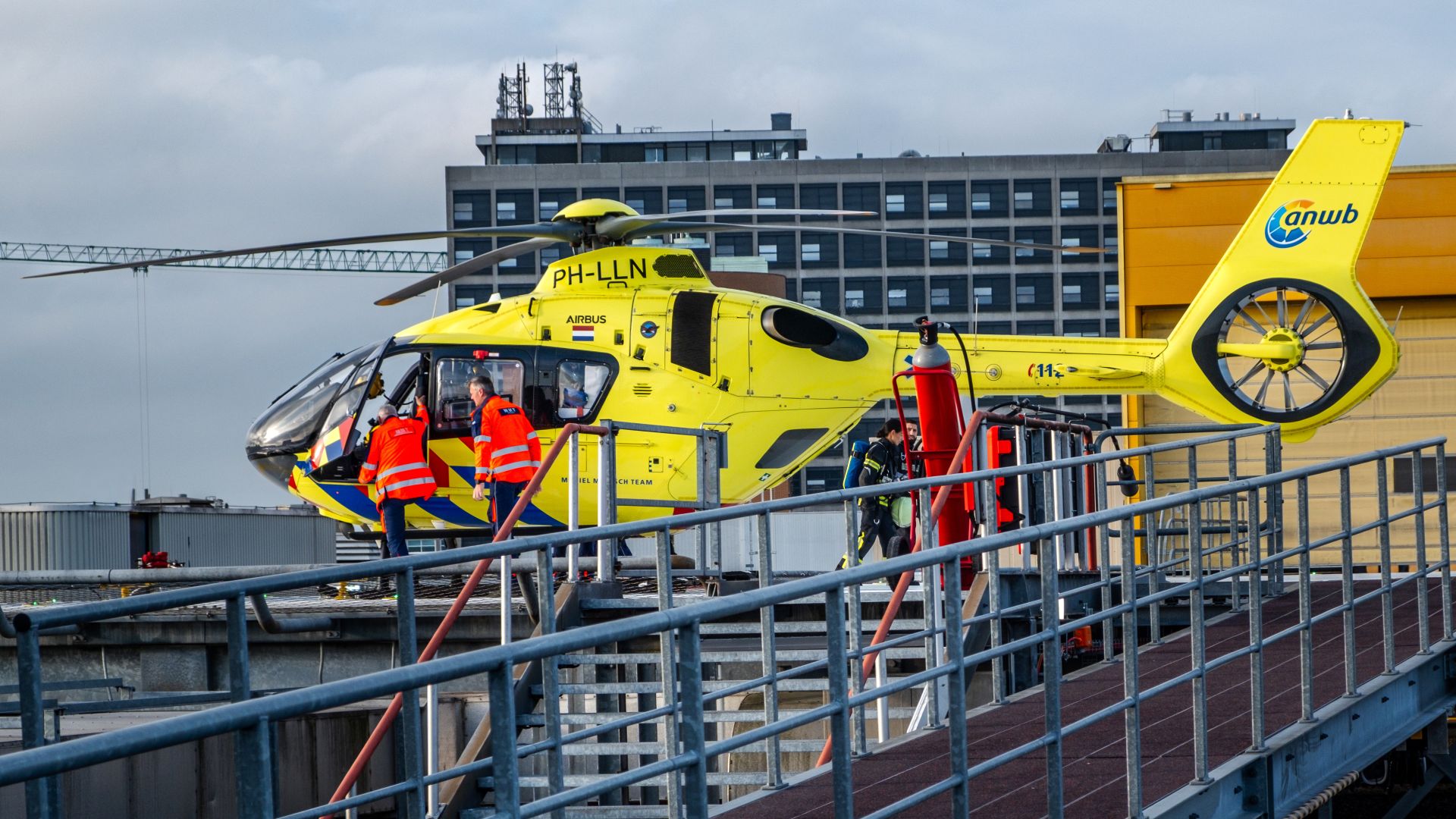 De MMT-helikopter op het dak van het UMCG