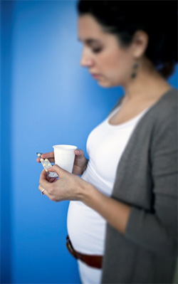 Zwangere vrouw met medicatie